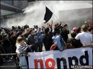Manifestantes entram em confronto com a polícia na Alemanha