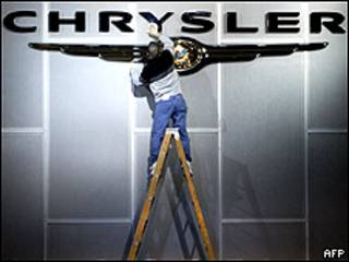 Hombre limpiando logo de Chrysler