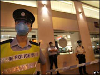 Policiais guardam entrada de hotel colocado em quarentena em Hong Kong