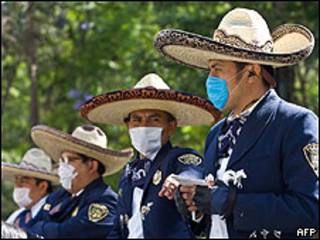 Policiais com máscaras na Cidade do México
