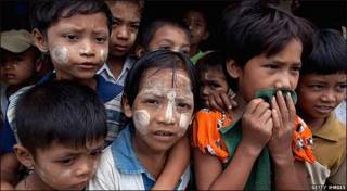 Niños birmanos, sobrevivientes del Nargis.
