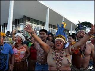 Indígenas celebran la decisión de la Corte.