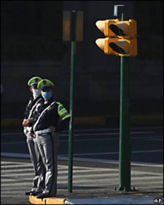 Dos policias con cubrebocas vigilan una de las calles en la Ciudad de México