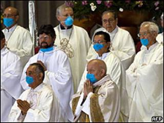 Padres com máscaras celebram missa sem fiéis na Cidade do México