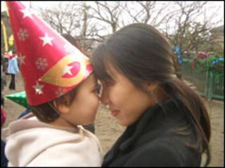 Tomoe e a filha Karen