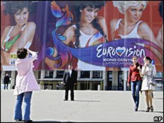 Женщины фотографируются на фоне стадиона в Москве, где пройдет финальный концерт конкурса "Евровидения"