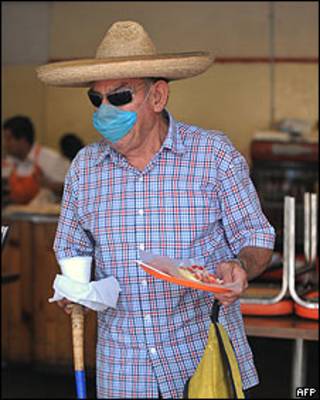 Hombre con mascarilla en México