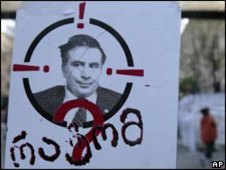 Manifestantes de la oposición protestan en Tiflis