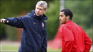 HLV Arsenal và cầu thủ Theo Walcott trong buổi tập ở London