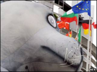 Foca hinchable frente al Parlamento Europeo