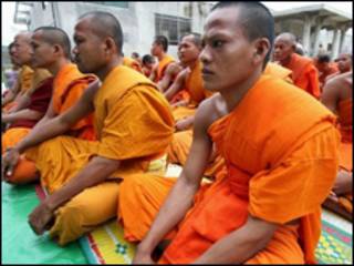 Nhà sư Khmer Krom trong lễ cầu nguyện tại một ngôi chùa ở Phnom Penh