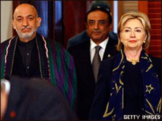 Presidente de Afganistán, Hamid Karzai, presidente de Pakistán, Asif Ali Zardari, y la secretaria de Estado de EE.UU. Hillary Clinton