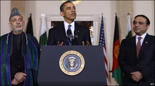 Barack Obama, rodeado de Hamid Karzai y Asif Ali Zardari