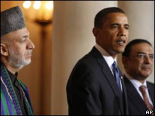 O presidentes do Afeganistão, Hamid Karzai, dos EUA, Barack Obama, e do Paquistão, Asif Ali Zardari, durante encontro nesta quarta-feira em Washington (AP)