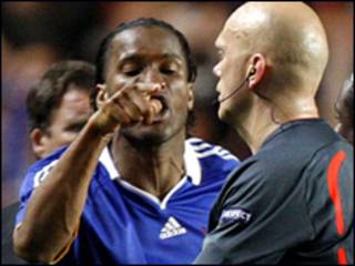 Tiền đạo Drogba bực bội với quyết định của trọng tài trong trận đấu