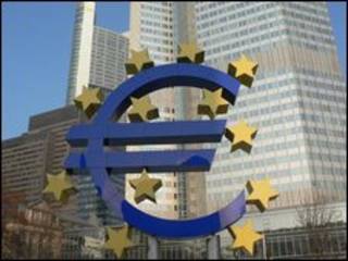Símbolo do euro na sede do Banco Central Europeu, em Frankfurt