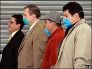 Homens usam máscaras contra gripe no Aeroporto Internacional da Cidade do México (AFP, 5/5)