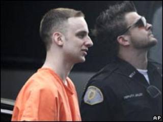 O ex-soldado americano Steven Green é escoltado por policial (AP, 29/4)