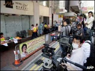 Imprensa de Hong Kong se aglomerou em frente ao Metropark Hotel