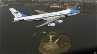 El Air Force One volando sobre la Estatua de la Libertad