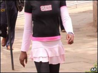 mulher veste camisa com o dizer: 'sexy'