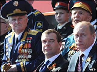 O presidente da Rússia, Dmitri Medvedev, e o primeiro-ministro, Vladimir Putin, durante desfile militar