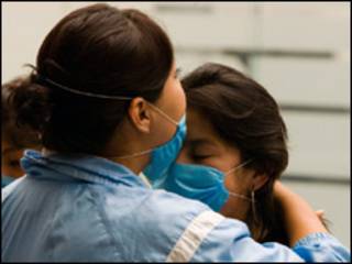 mexicanas se cumprimentam com máscaras em aerorporto no Méxido. Foto: AFP/Getty Images
