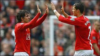 Tevez và Ronaldo ăn mừng bàn thắng