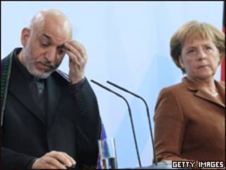 O presidente do Afeganistão, Hamid Karzai, e a chanceler alemã, Angela Merkel, em Berlim