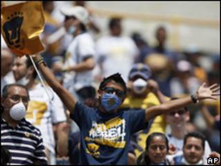 Torcedor mexicano usa máscara em partida de futebol na Cidade do México