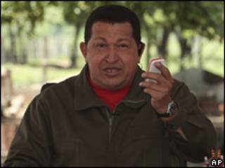O presidente da Venezuela, Hugo Chávez, durante seu programa de rádio e televisão 'Alô Presidente' (foto: AP/Assessoria de Imprensa do Palácio Miraflores)