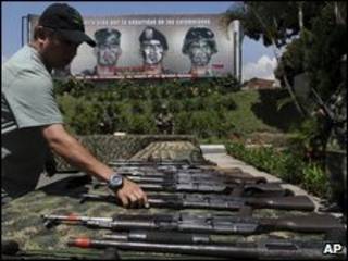 Un soldado colombiano muestra armas y munición capturada a las FARC, 6 de mayo de 2009.