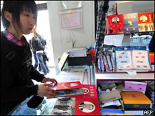 Joven en una tienda en China