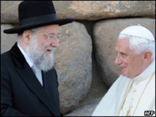 Rabino Meir Lau cumprimenta o papa Bento 16 no Museu do Holocausto nesta segunda-feira (AFP)
