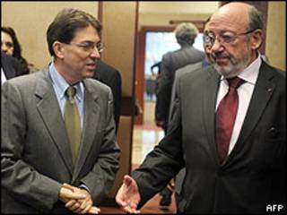El comisario europeo de Desarrollo y Ayuda Humanitaria, Louis Michel, junto al canciller cubano, Bruno Rodríguez.