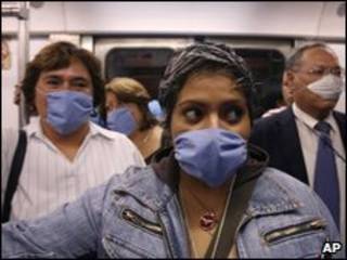 Usuários do metrô no México, com máscaras (arquivo)