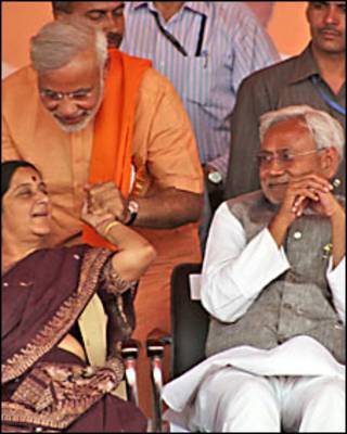नीतीश कुमार, सुषमा स्वराज के साथ नरेंद्र मोदी