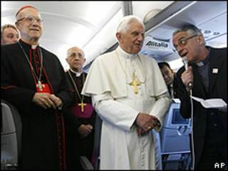 Benedicto XVI acompañado por el encargado de prensa del Vaticano, Vicente Lombardi