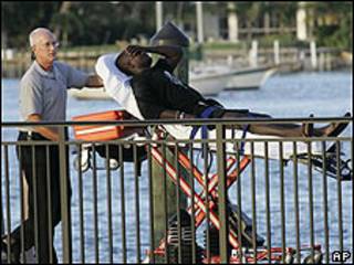 Inmigrante es transportado por miembro de los equipos de rescate en Florida
