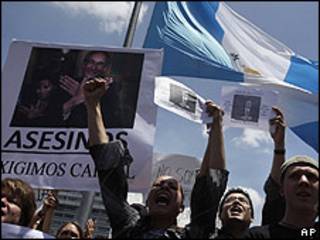 Manifestantes contra o presidente Álvaro Colom na Guatemala