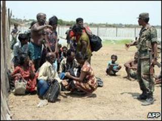 Soldado com refugiados no Sri Lanka
