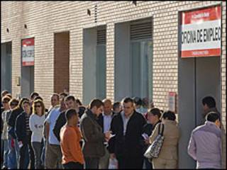 Fila de desempleados en España