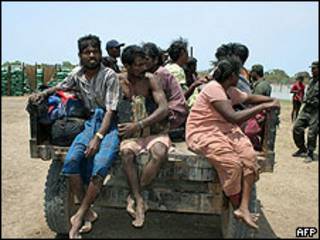 Civiles de Sri Lanka escapan de la zona de guerra controlada por los rebeldes Tigres Tamiles. 14 de mayo de 2009.