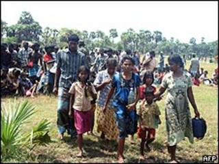 Civiles huyendo de la violencia en Sri Lanka