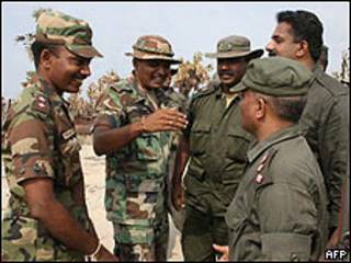 Militares celebran tras conquista del último bastión de los Tigres Tamiles