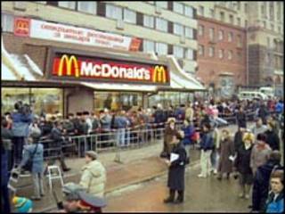 Открытие ресторана "Макдоналдс" в 1990 году в Москве