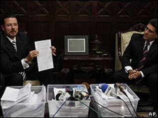 El abogado Luis Pedro Álvarez (izq.) y el presidente del Parlamento, Roberto Alejos