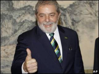 O presidente Luiz Inácio Lula da Silva acena durante sua visita à China, nesta terça-feira (AP)