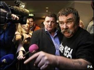 Víctimas y activistas protestaron en la conferencia de prensa