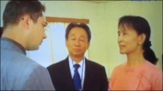Bà Suu Kyi gặp nhân viên ngoại giao trong thời gian vụ xử